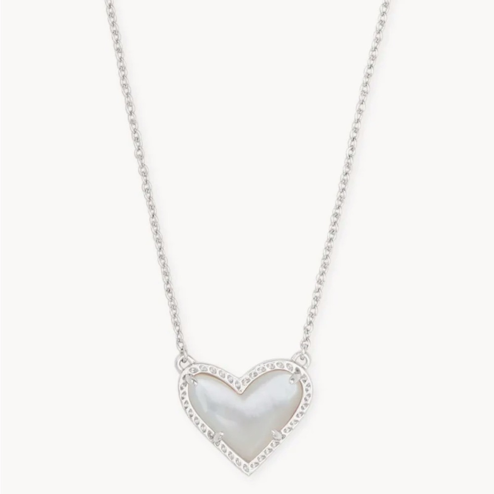 Great condition silver Ari heart pendant necklace Kendra Scott